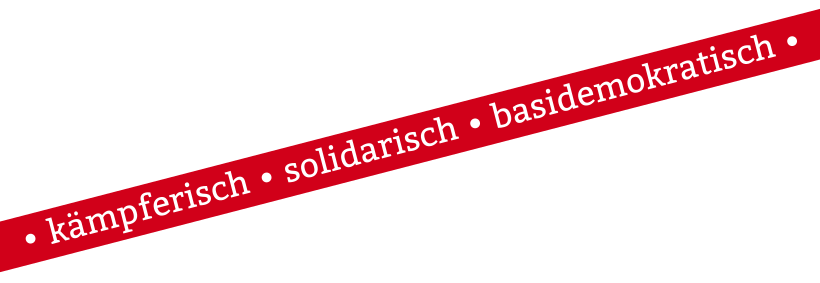 Eine rote einfarbige Borde die von links unten nach rechts oben verläuft. Darauf der Text in weiß "kämpferisch, solidarisch, basisdemokratisch".